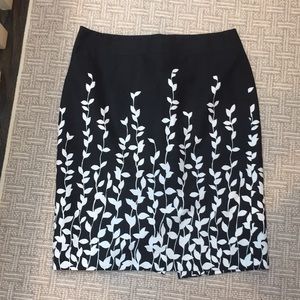 EUC Ann Taylor Floral Black and White Skirt Size 4